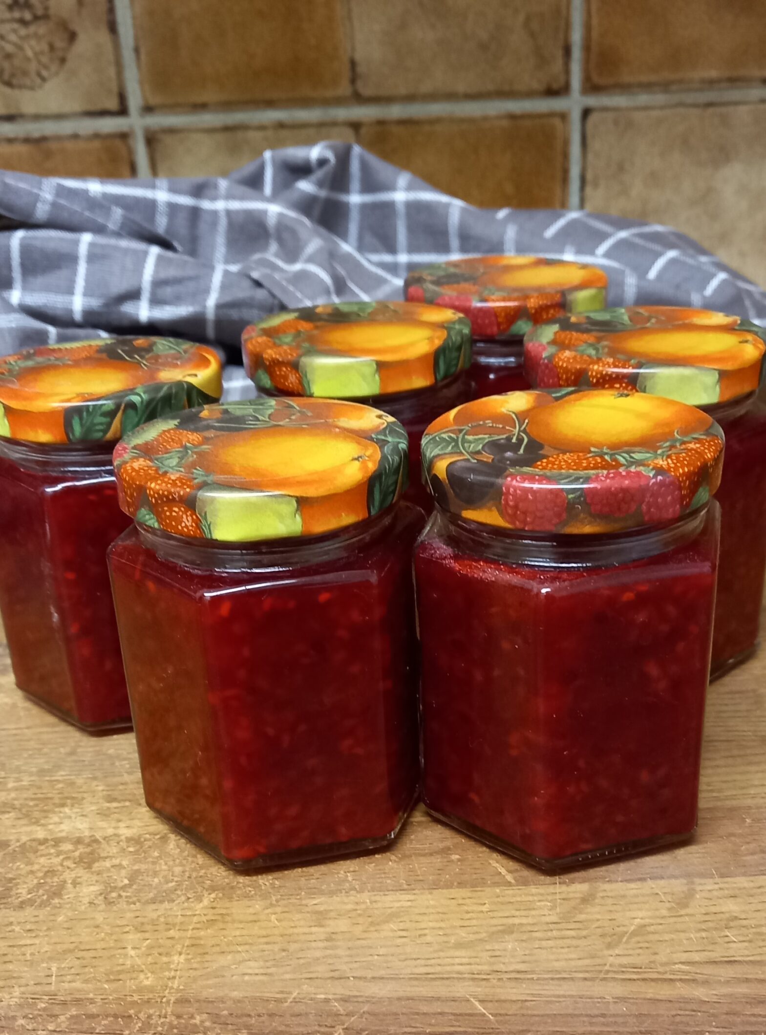 Himbeer- Johannisbeer Aufstrich mit Tonka – Little Kitchen and More Himbeer- Johannisbeer Aufstrich mit Tonka – Little Kitchen and More