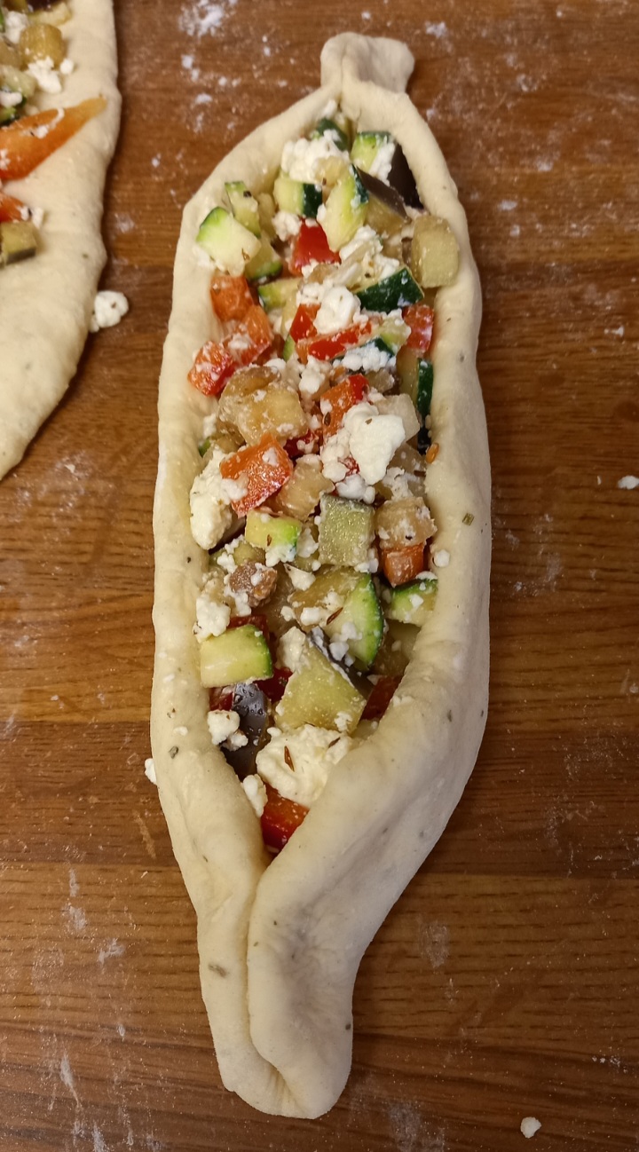 Pide mit mediterraner Füllung – Little Kitchen and More